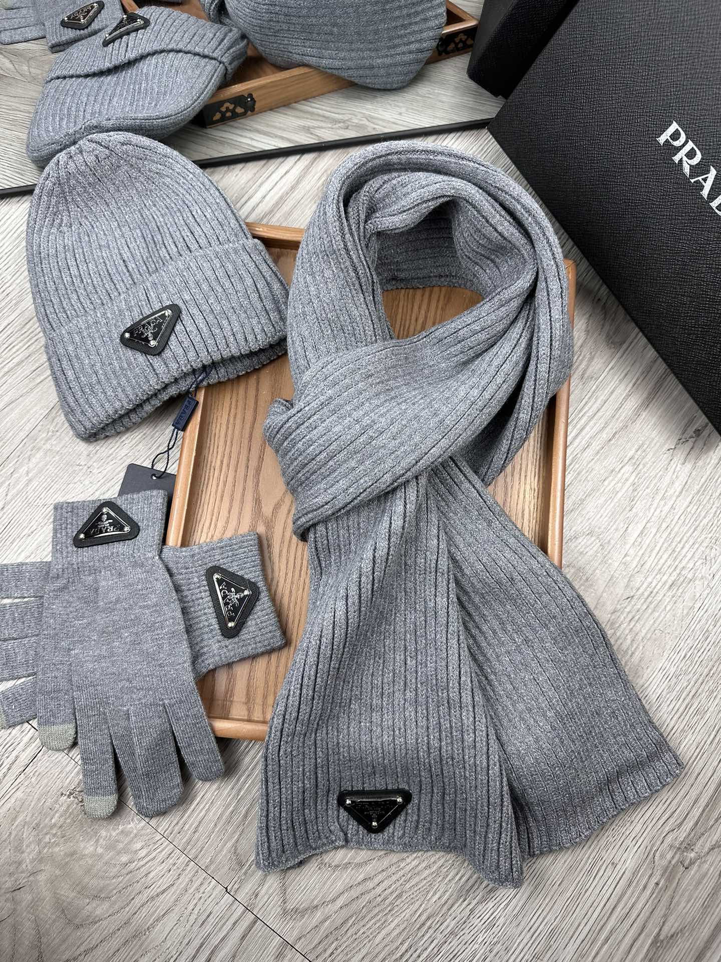 PRADA THREE-PIECES SET IN SMOKE GRAY WOOL AND ACRYLIC 406559