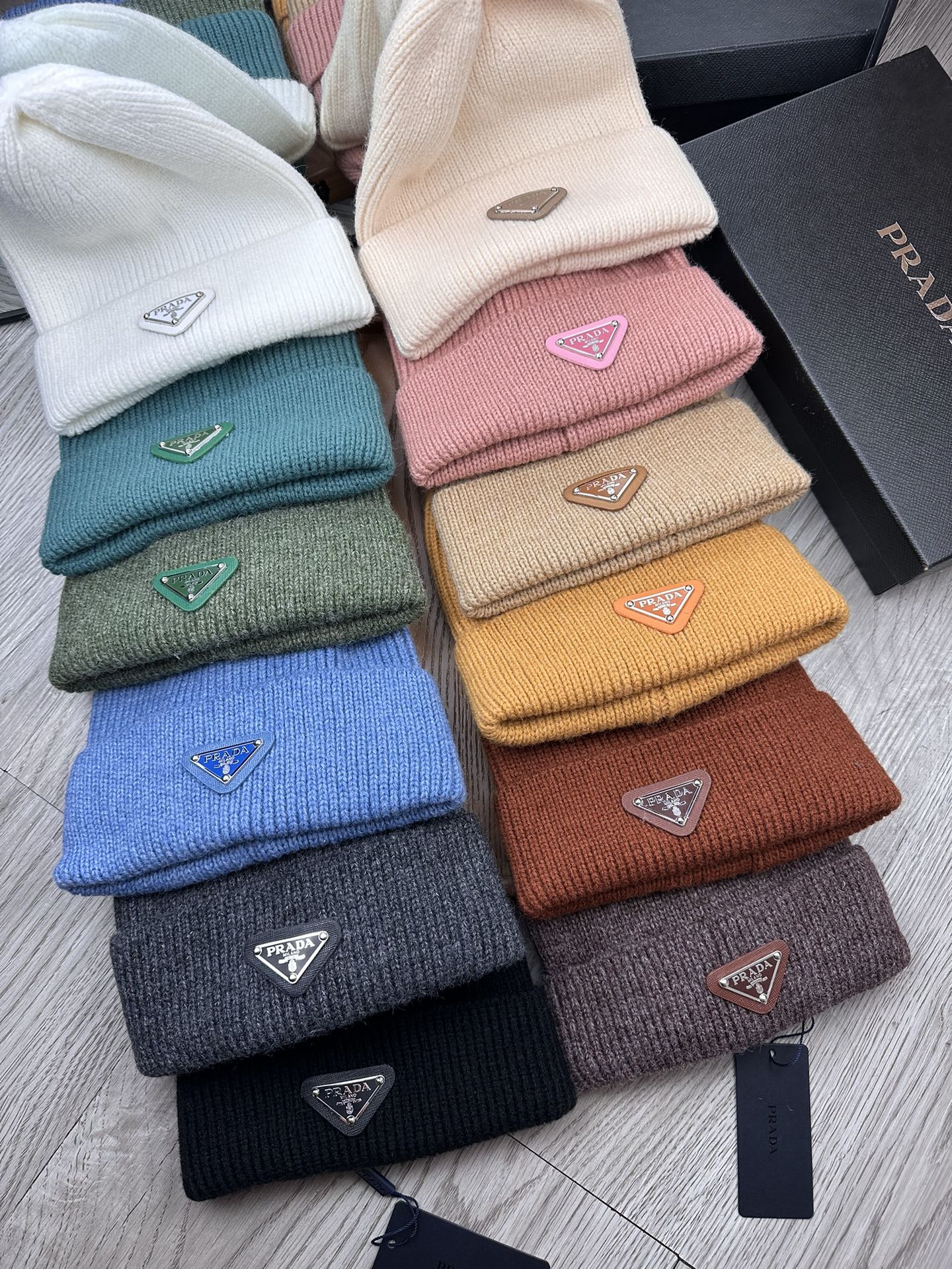 PRADA BEANIE HAT IN ARMY GREEN WOOL 332395