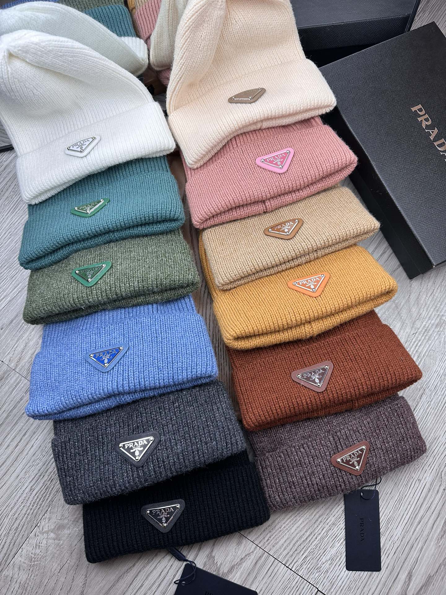 PRADA BEANIE HAT IN RED BROWN WOOL 332398