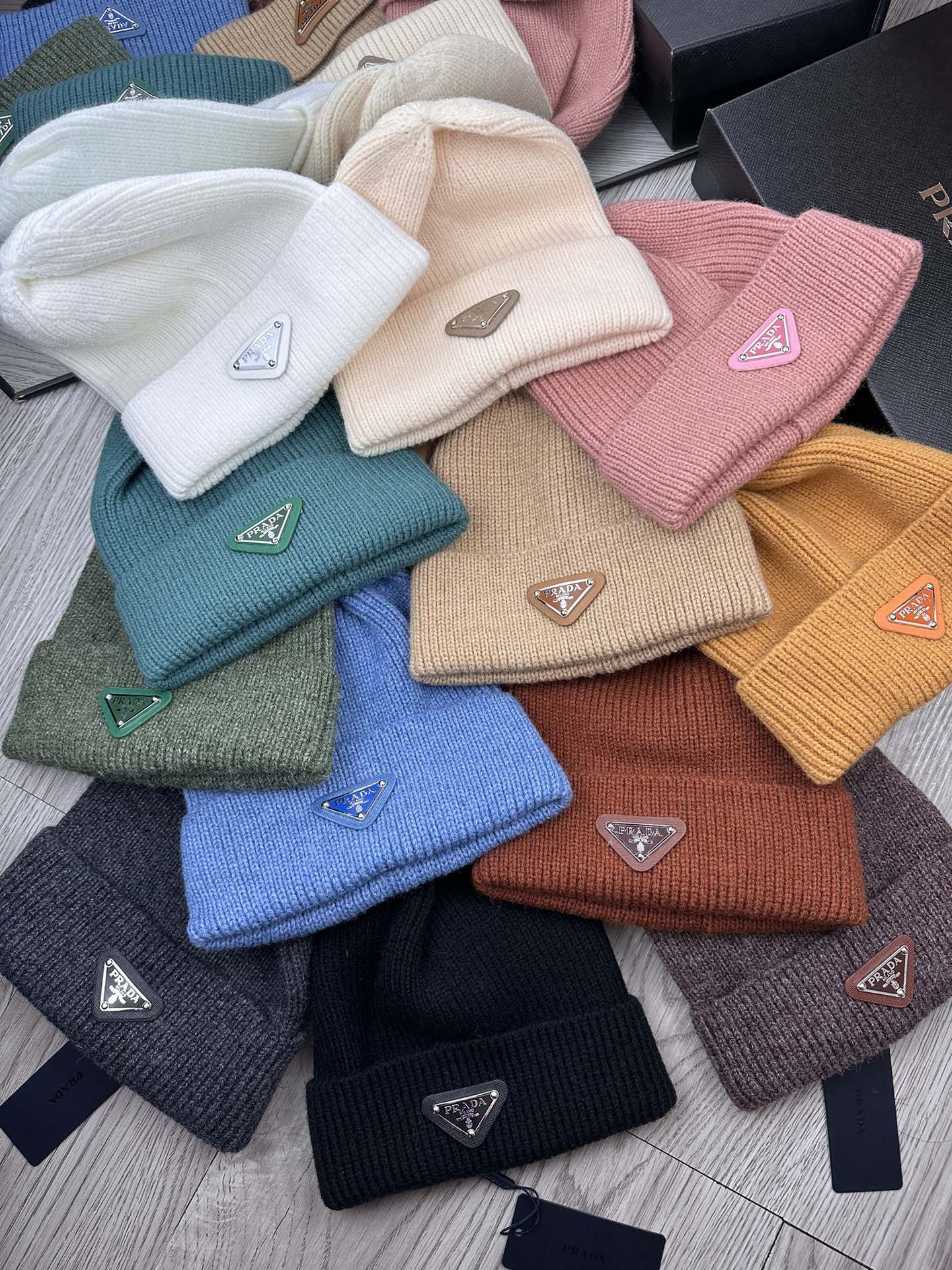 PRADA BEANIE HAT IN RED BROWN WOOL 332398