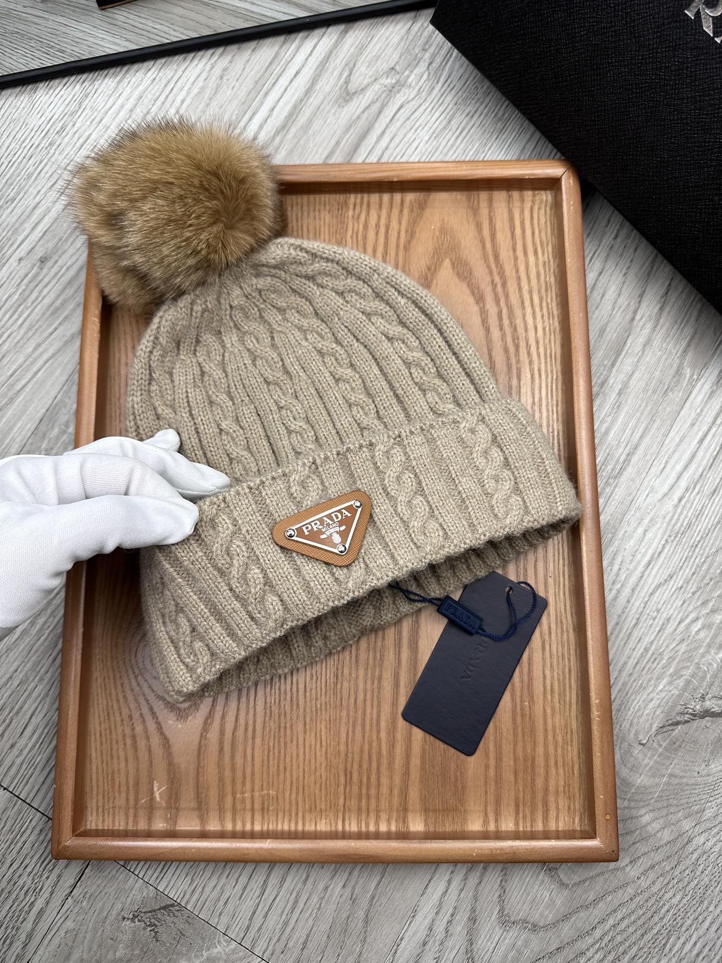PRADA BEANIE HAT IN CAMEL BROWN WOOL 352367