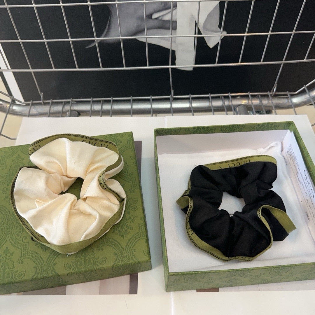 GUCCI SCRUNCHIE IN CREAM AND GREEN TRIM SILK 432903