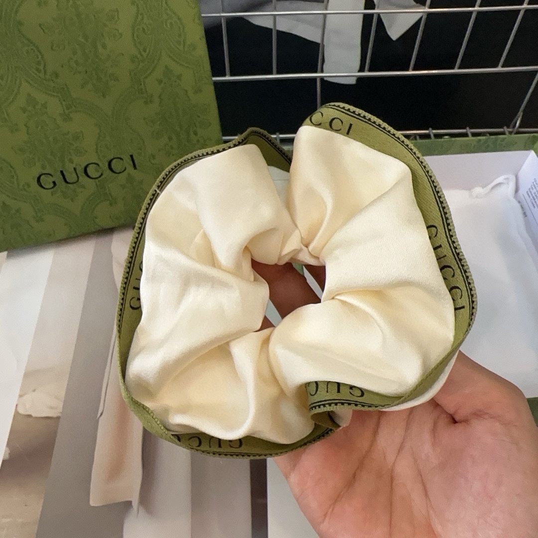 GUCCI SCRUNCHIE IN CREAM AND GREEN TRIM SILK 432903