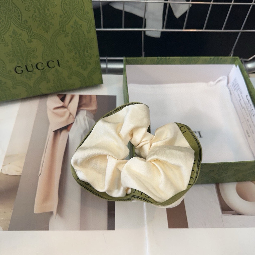 GUCCI SCRUNCHIE IN CREAM AND GREEN TRIM SILK 432903