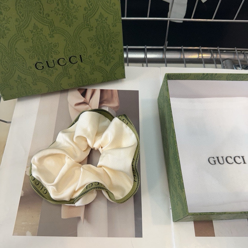 GUCCI SCRUNCHIE IN CREAM AND GREEN TRIM SILK 432903