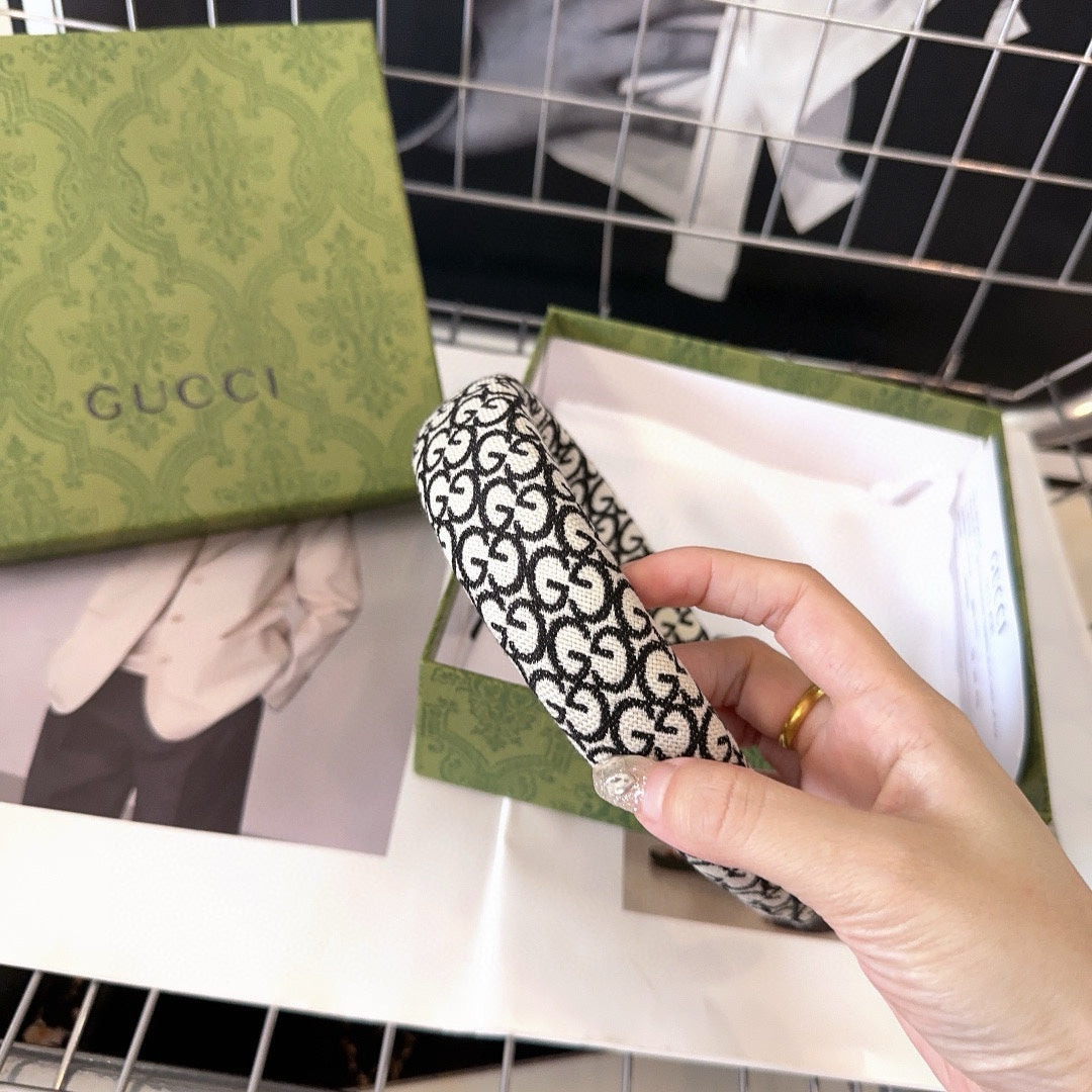 GUCCI THICK HEADBAND IN WHITE MIX BLACK MONOGRAM CANVAS 406136