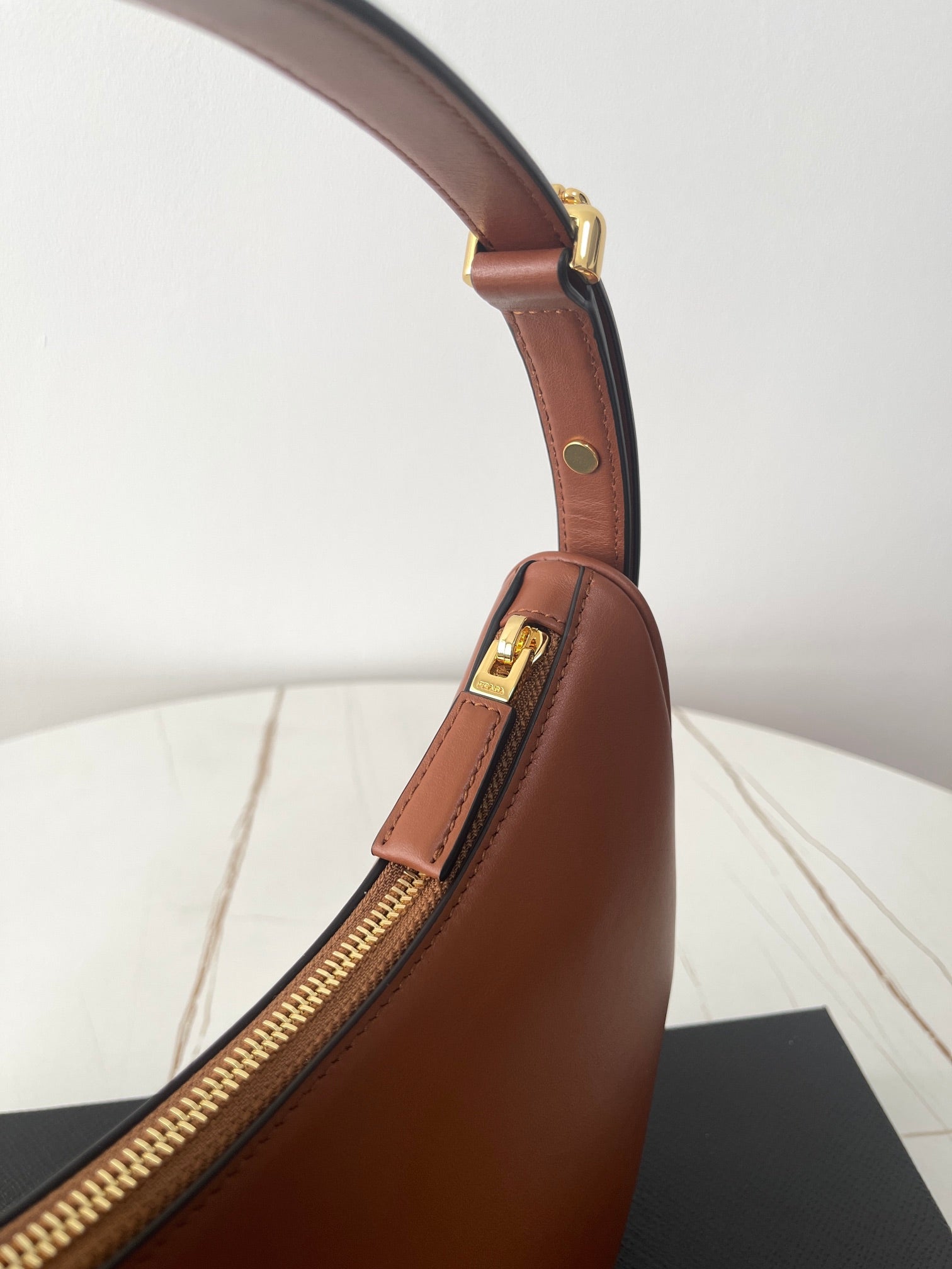 PRADA ARQUÉ 22 SHOULDER BAG IN COGNAC BROWN LEATHER