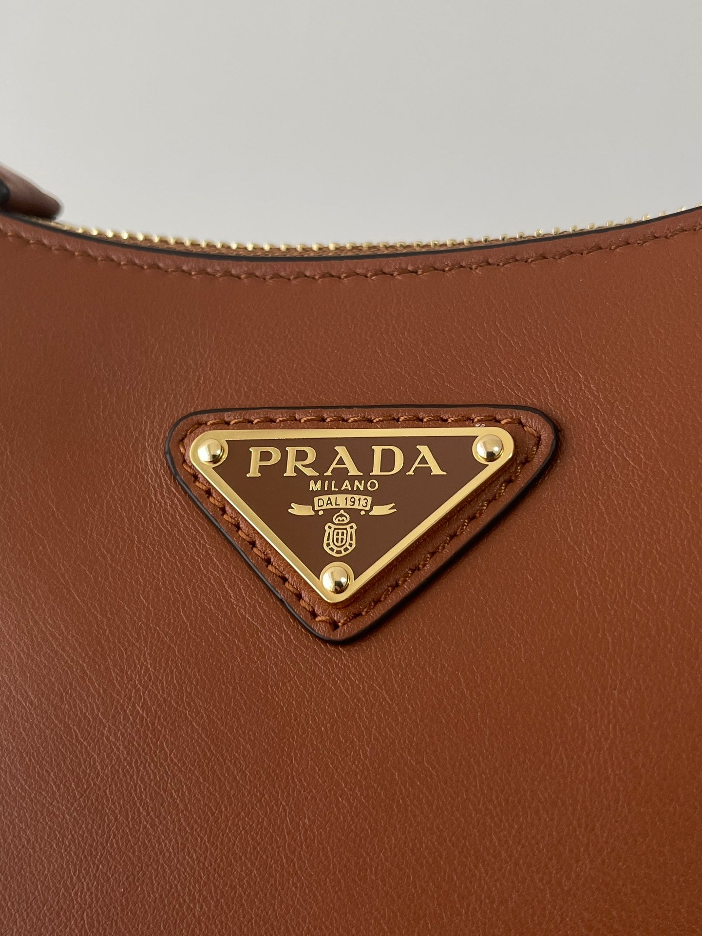 PRADA ARQUÉ 22 SHOULDER BAG IN COGNAC BROWN LEATHER