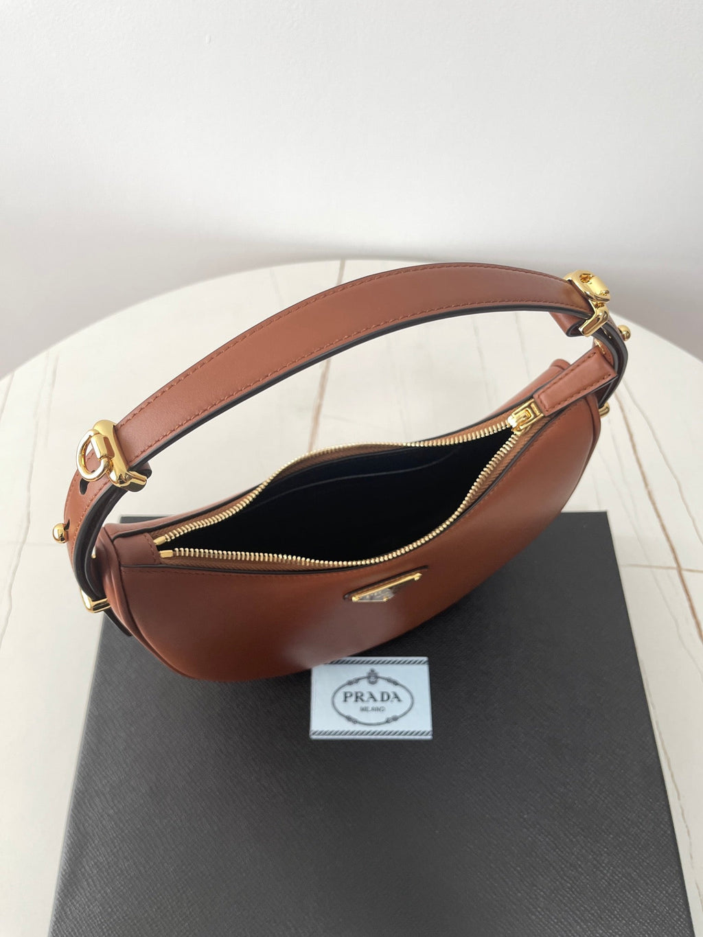 PRADA ARQUÉ 22 SHOULDER BAG IN COGNAC BROWN LEATHER