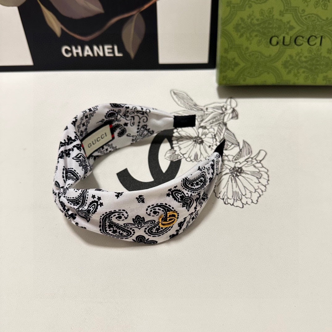 GUCCI HAIRBAND IN WHITE AND BLACK PATTERN FABRIC 299347