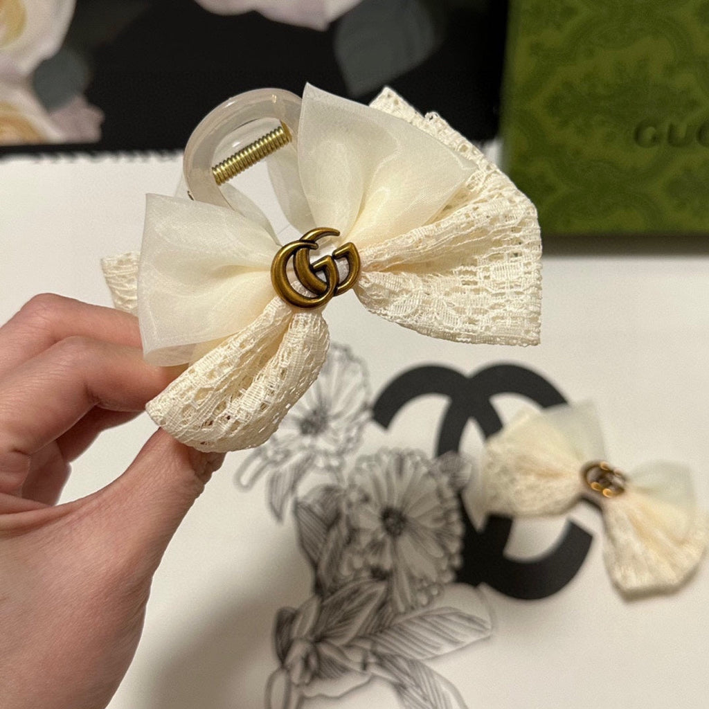 GUCCI SET CLAW CLIP AND HAIR CLIP IN WARM WHITE LACE AND CHIFFON 355247