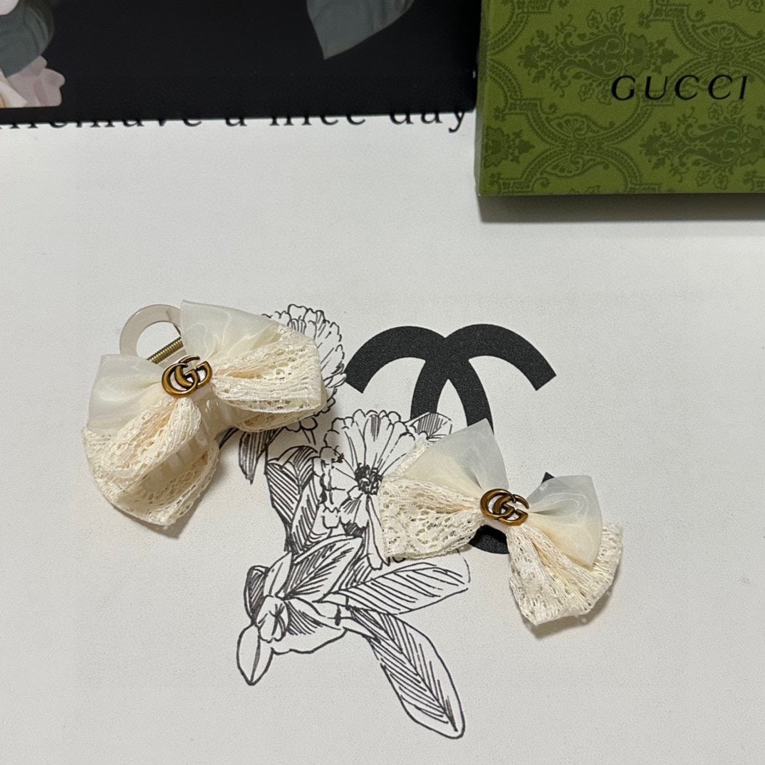 GUCCI SET CLAW CLIP AND HAIR CLIP IN WARM WHITE LACE AND CHIFFON 355247