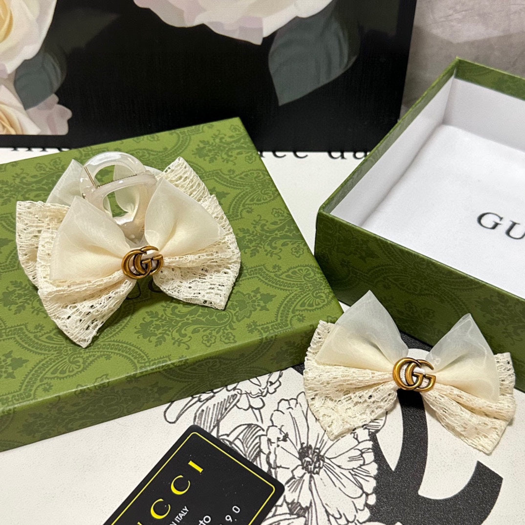 GUCCI SET CLAW CLIP AND HAIR CLIP IN WARM WHITE LACE AND CHIFFON 355247