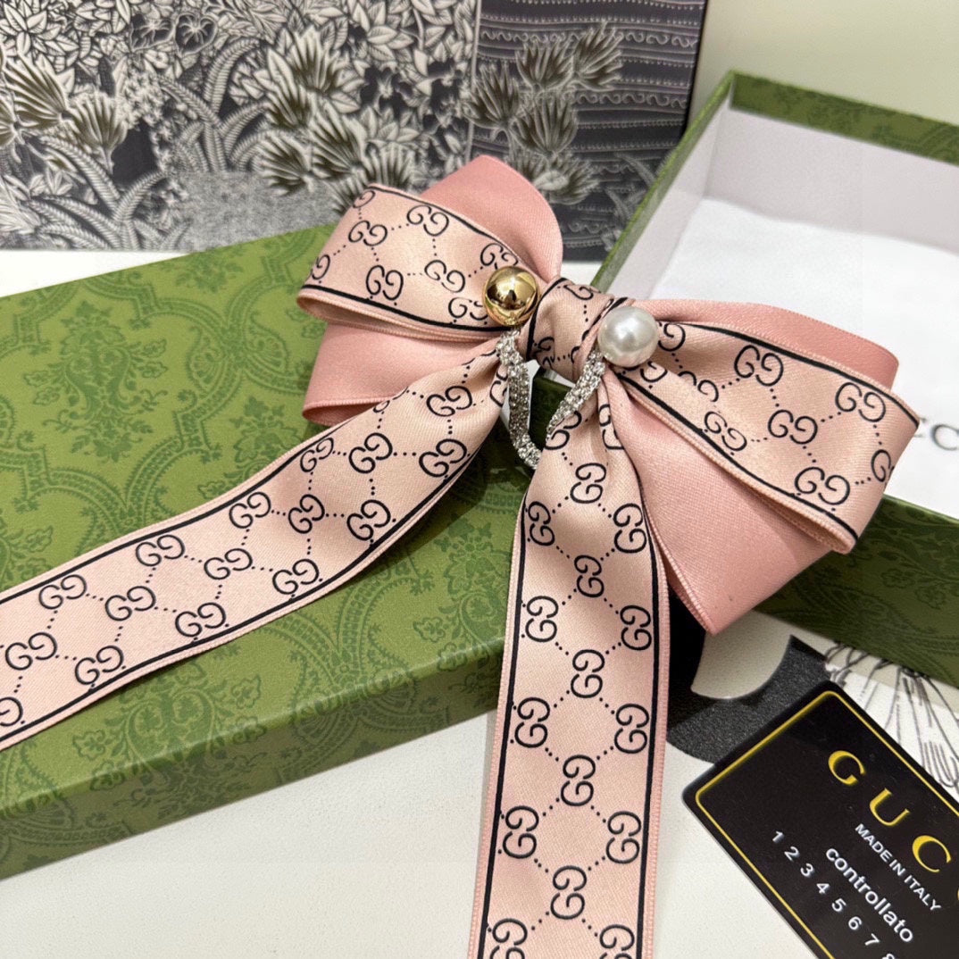 GUCCI RIBBON BOW HAIR CLIP IN BABY PINK RE-NYLON ATTACHED PEARL 358259