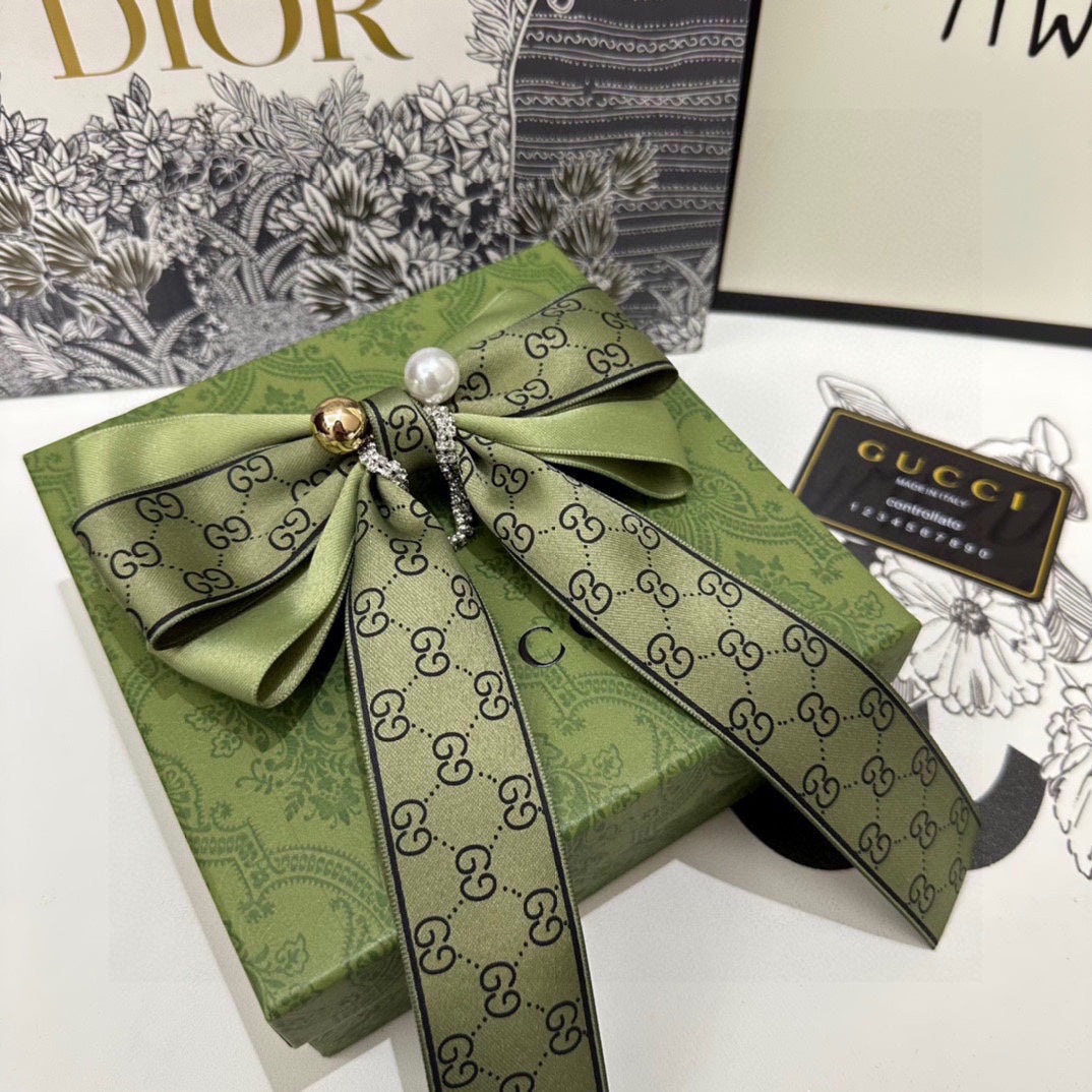 GUCCI RIBBON BOW HAIR CLIP IN OLIVE GREEN RE-NYLON ATTACHED PEARL 358261