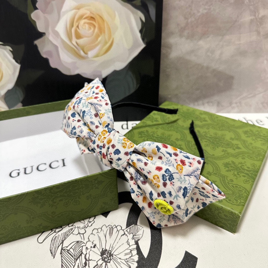 GUCCI HAIRBAND IN WHITE FLORAL FABRIC 385855