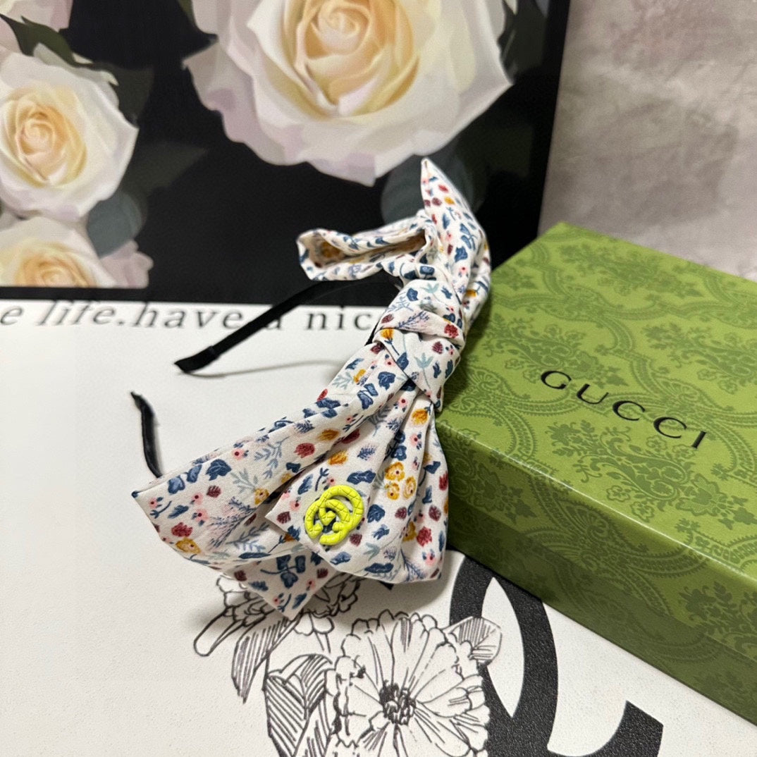 GUCCI HAIRBAND IN WHITE FLORAL FABRIC 385855