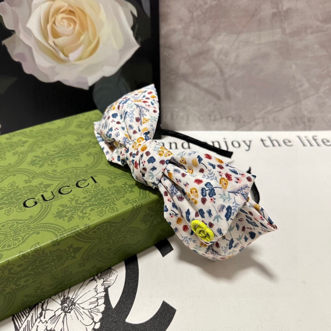 GUCCI HAIRBAND IN WHITE FLORAL FABRIC 385855