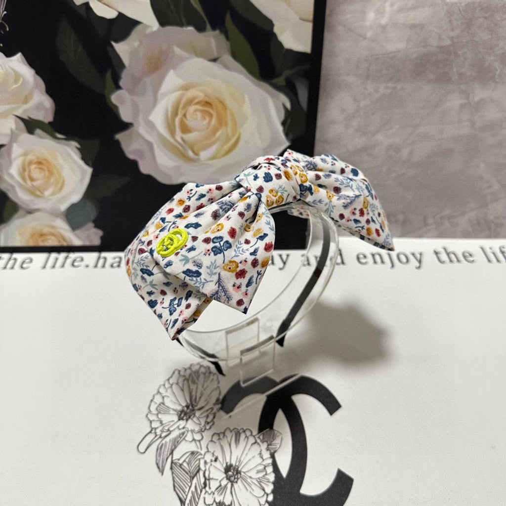 GUCCI HAIRBAND IN WHITE FLORAL FABRIC 385855