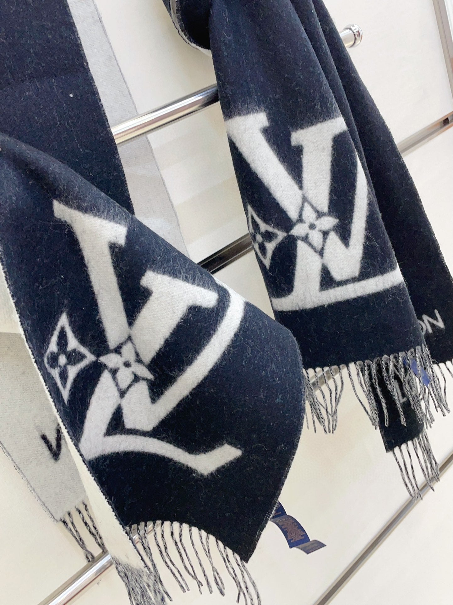 LOUIS VUITTON SMASH SCARF 210 CM IN BLACK WOOL 390965