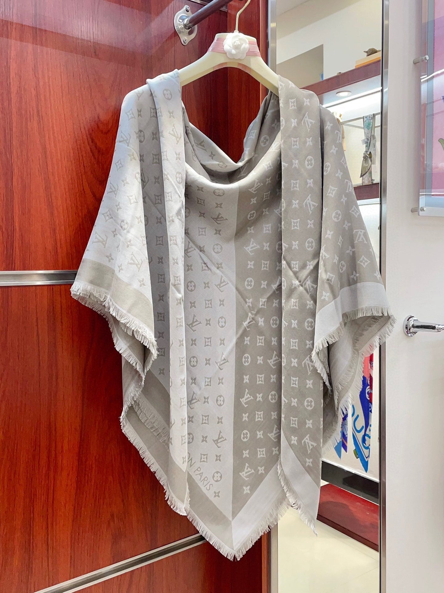 LOUIS VUITTON DUOGRAM SCARF 140 CM IN LIGHT GRAY SILK 396240