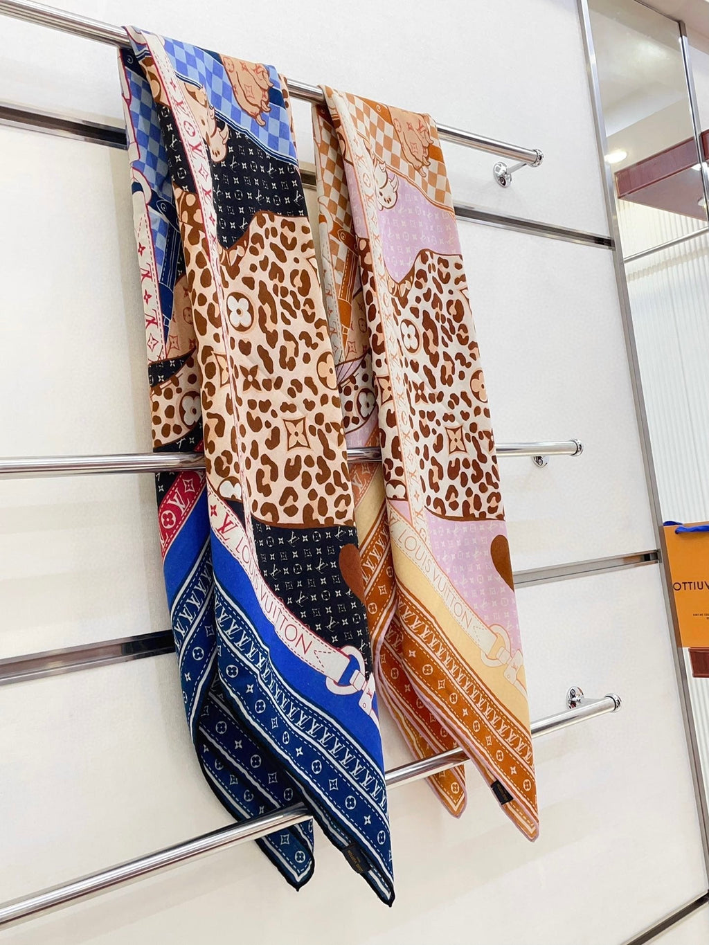 LOUIS VUITTON FELINE DUO 140 CM SQUARE SILK SCARF COLORFUL 398281