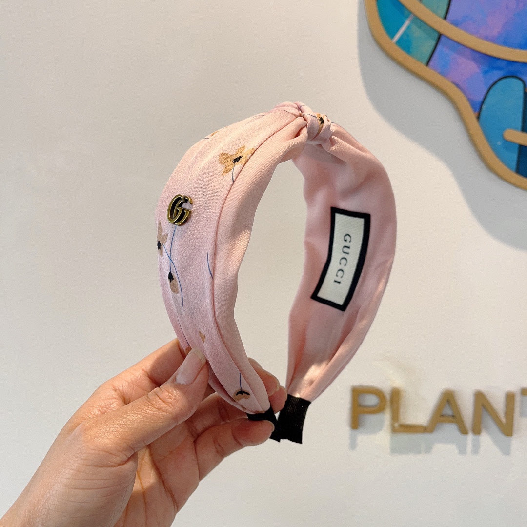 GUCCI HAIRBAND WITH FLOWER PRINT IN BABY PINK SILK 398863