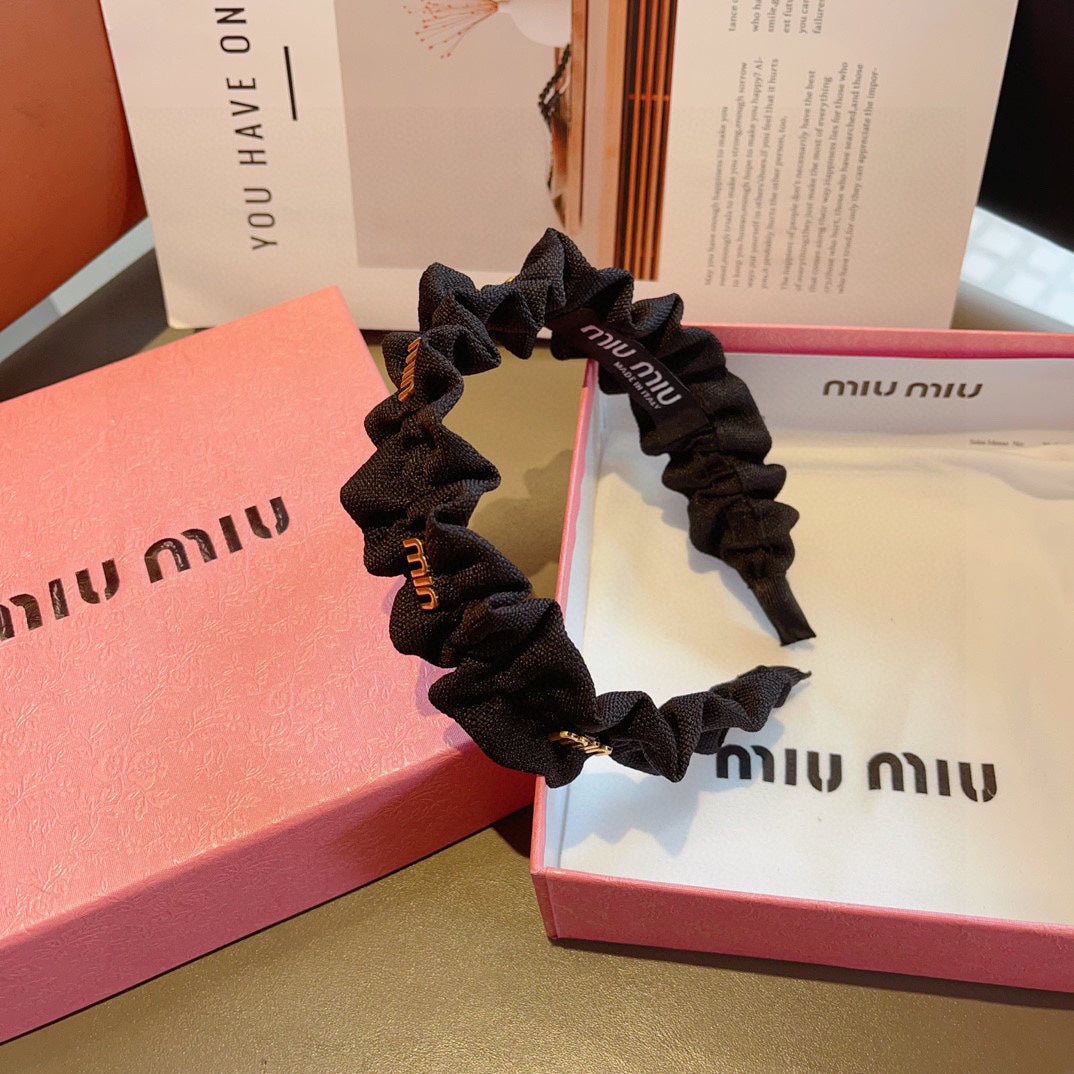 HAIRBAND IN BLACK WRINKLED NYLON GOLD LOGO 415930