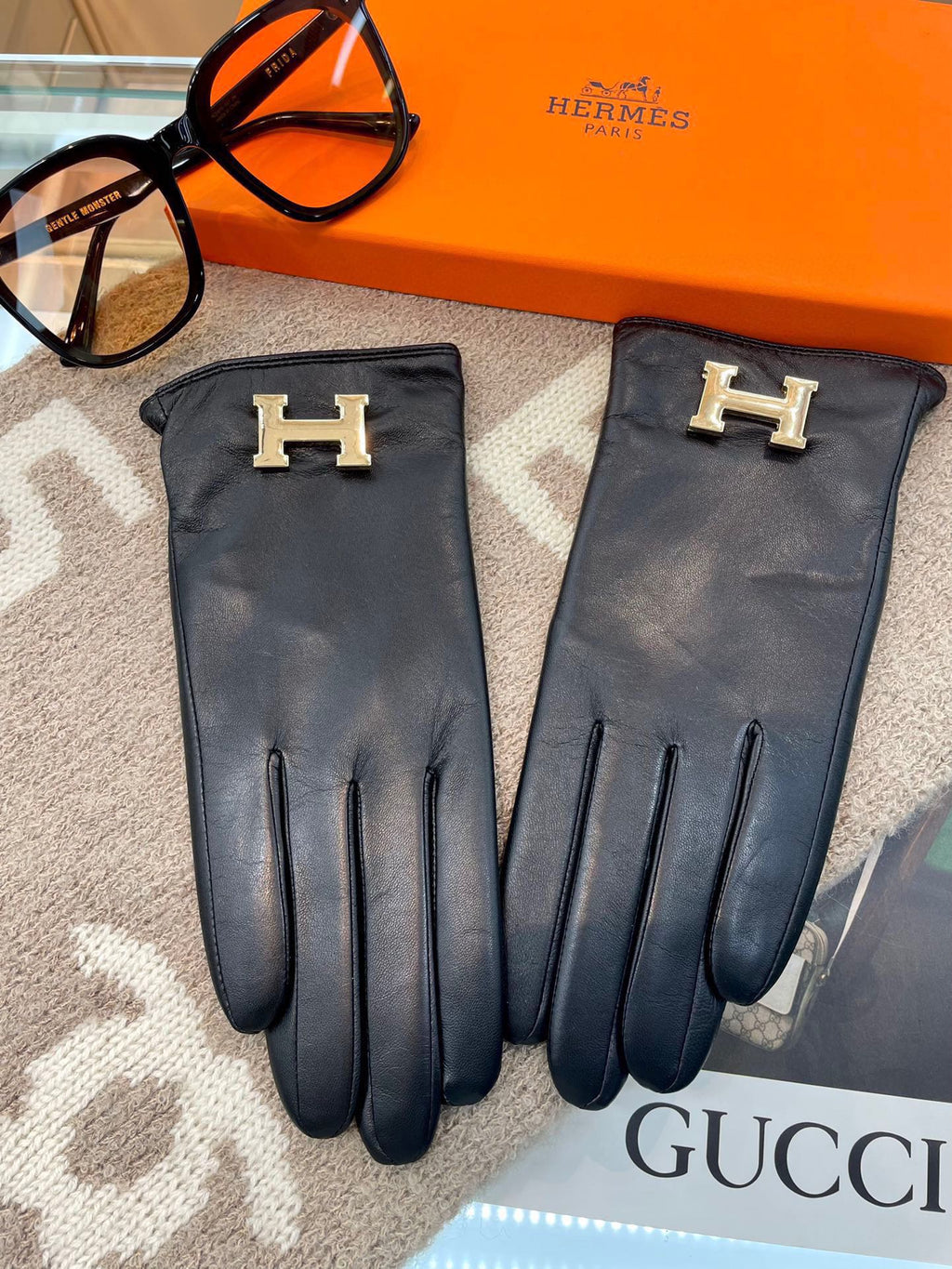 HERMES TOUCHSCREEN GLOVES IN BLACK LAMBSKIN WITH CASERE LINING