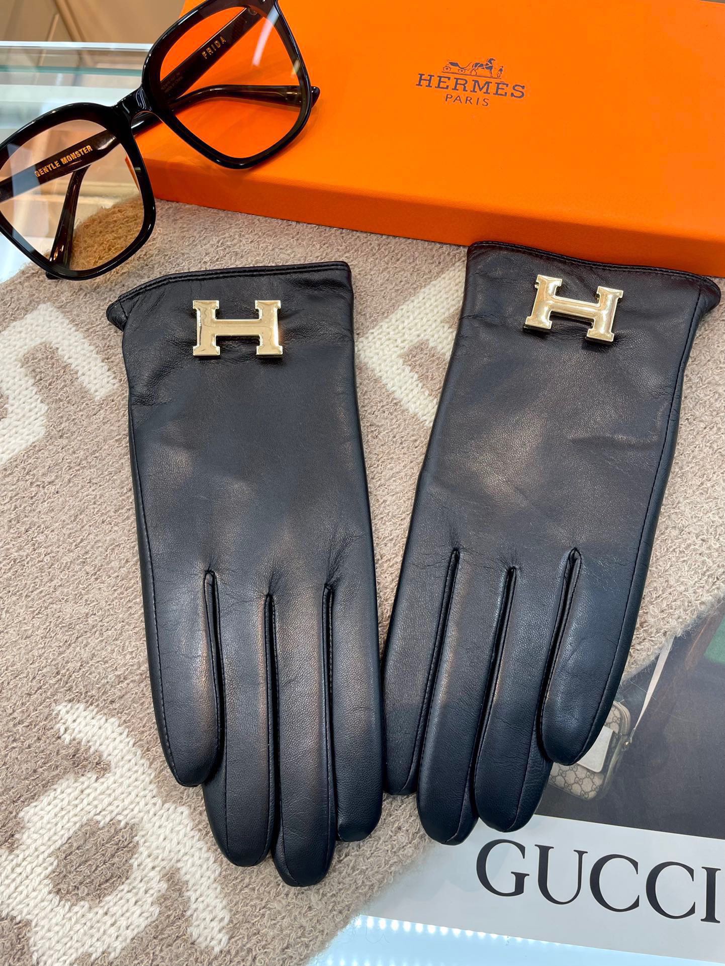 HERMES TOUCHSCREEN GLOVES IN BLACK LAMBSKIN WITH CASERE LINING