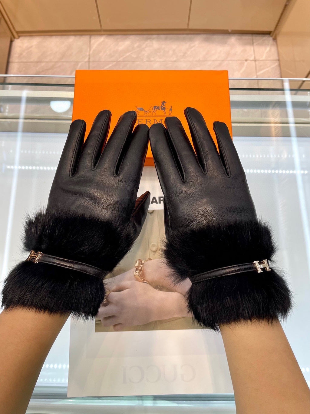 HERMES GLOVES WITH H LETTER IN BLACK SHEEPSKIN AND LAMB FUR 409344