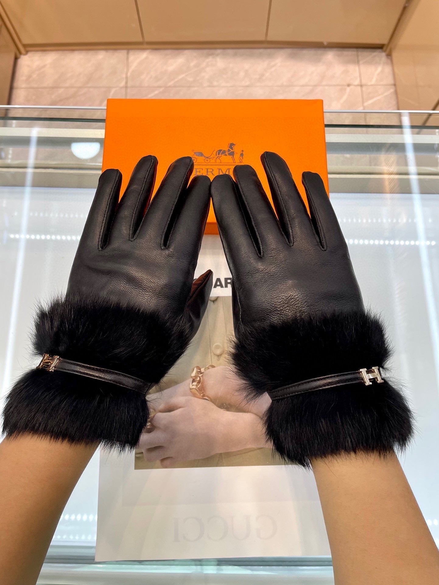 HERMES GLOVES WITH H LETTER IN BLACK SHEEPSKIN AND LAMB FUR 409344