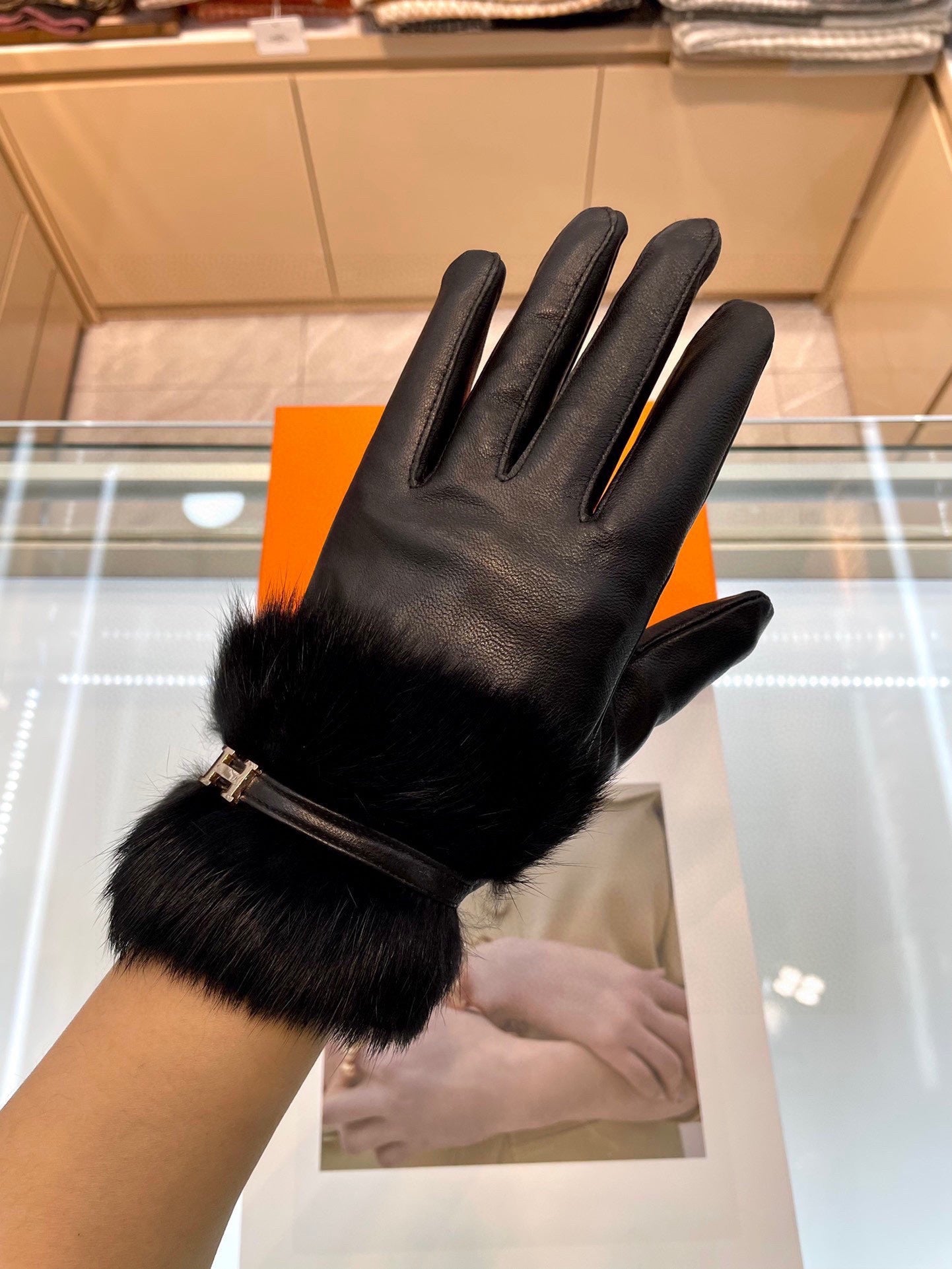 HERMES GLOVES WITH H LETTER IN BLACK SHEEPSKIN AND LAMB FUR 409344