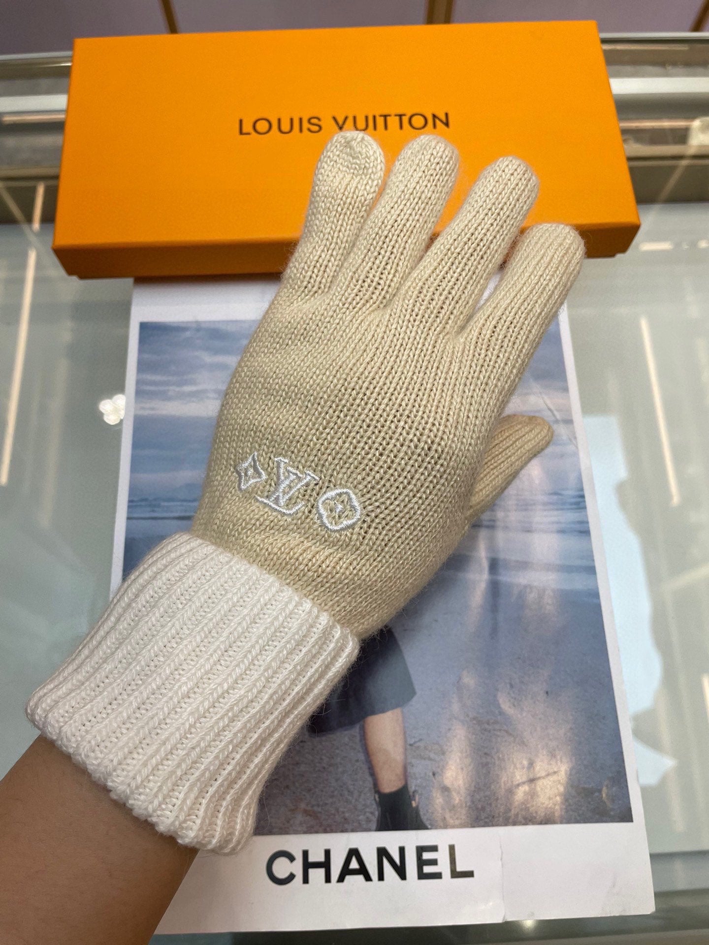 LOUIS VUITTON GLOVES IN WHEAT TAN MIX WHITE WOOL 458572
