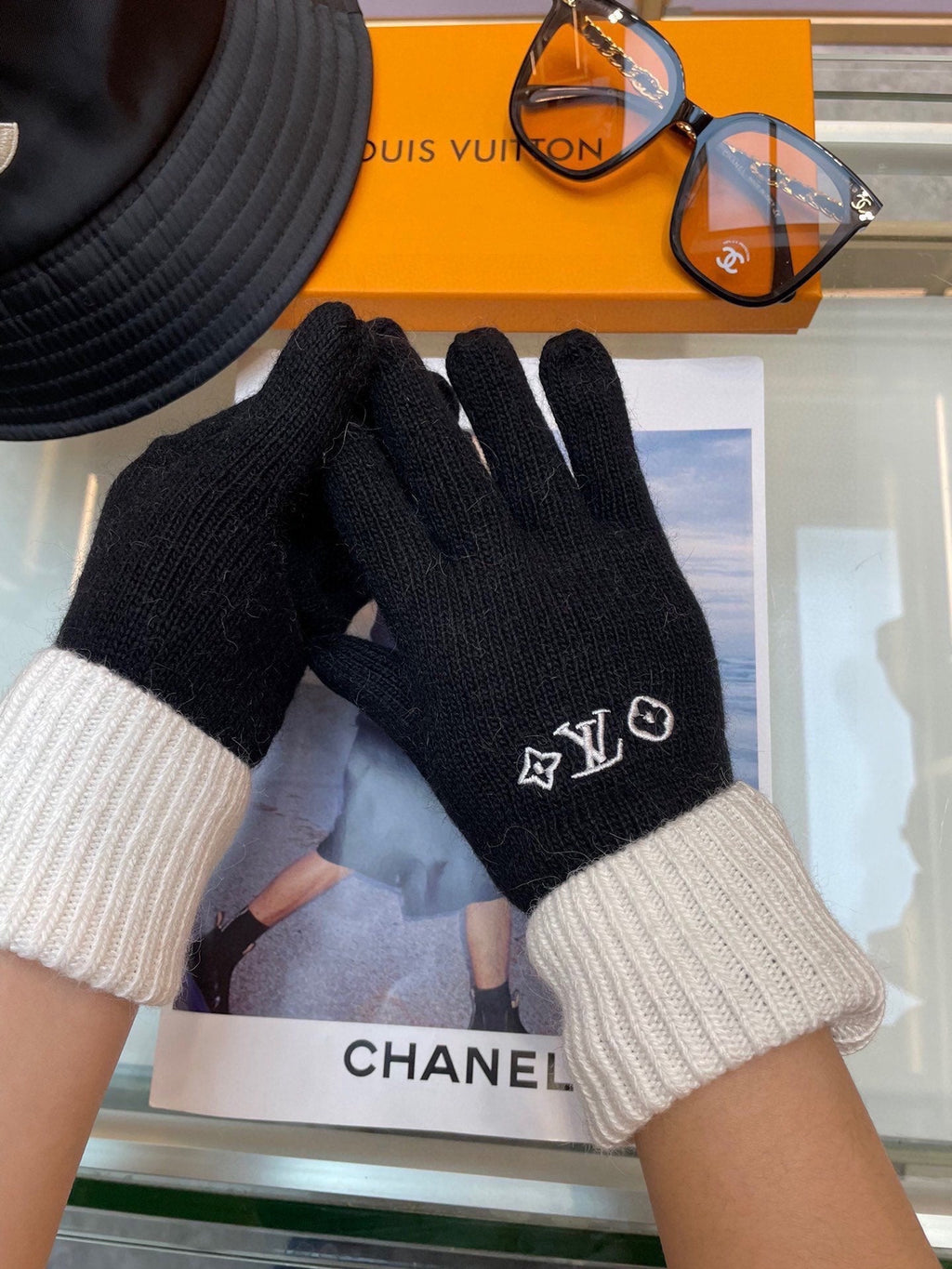 LOUIS VUITTON GLOVES IN BLACK MIX WHITE WOOL 458574