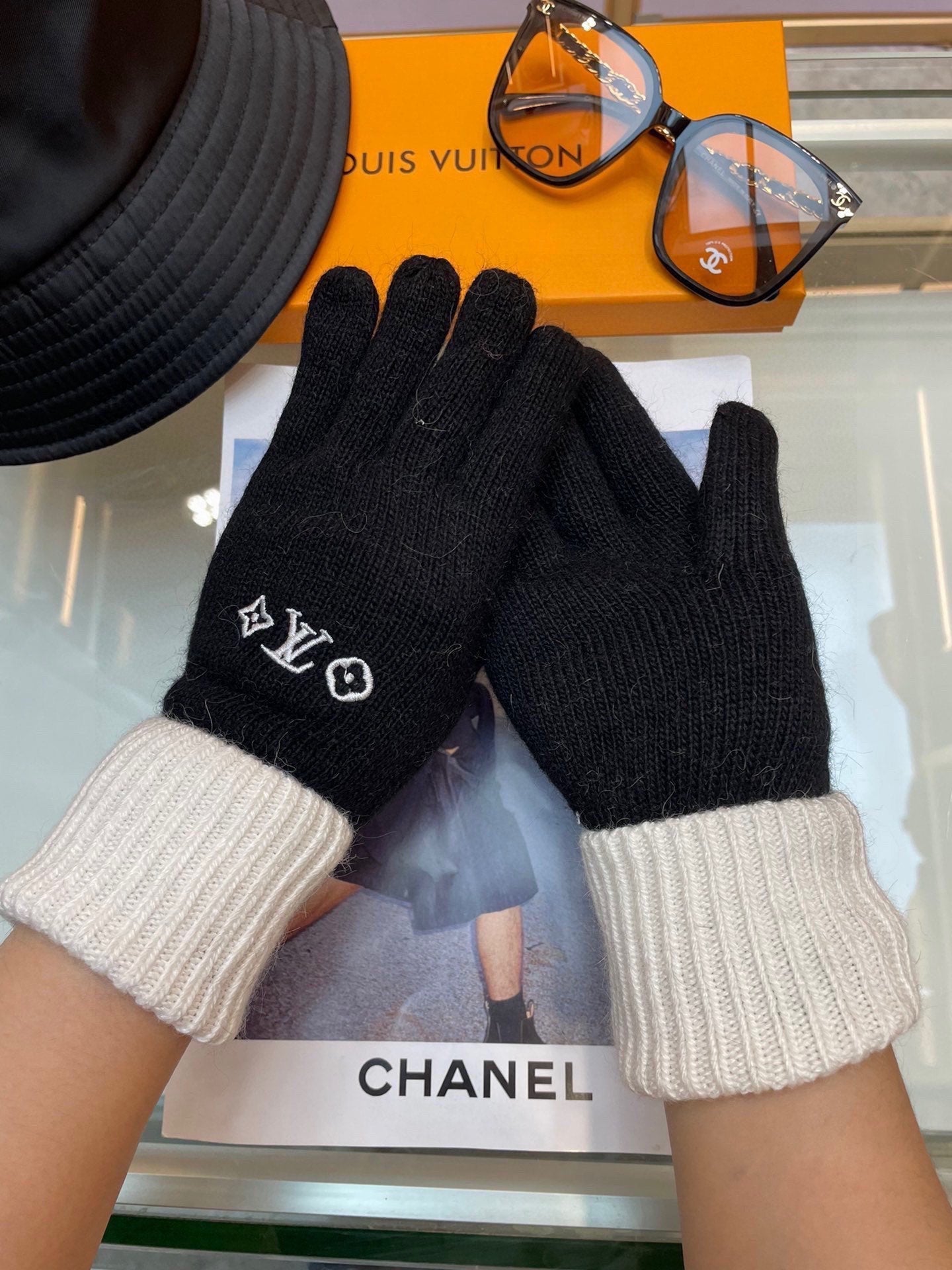 LOUIS VUITTON GLOVES IN BLACK MIX WHITE WOOL 458574