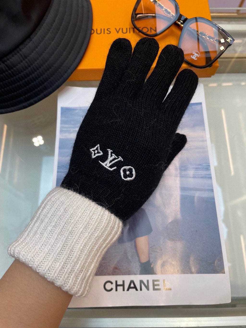 LOUIS VUITTON GLOVES IN BLACK MIX WHITE WOOL 458574