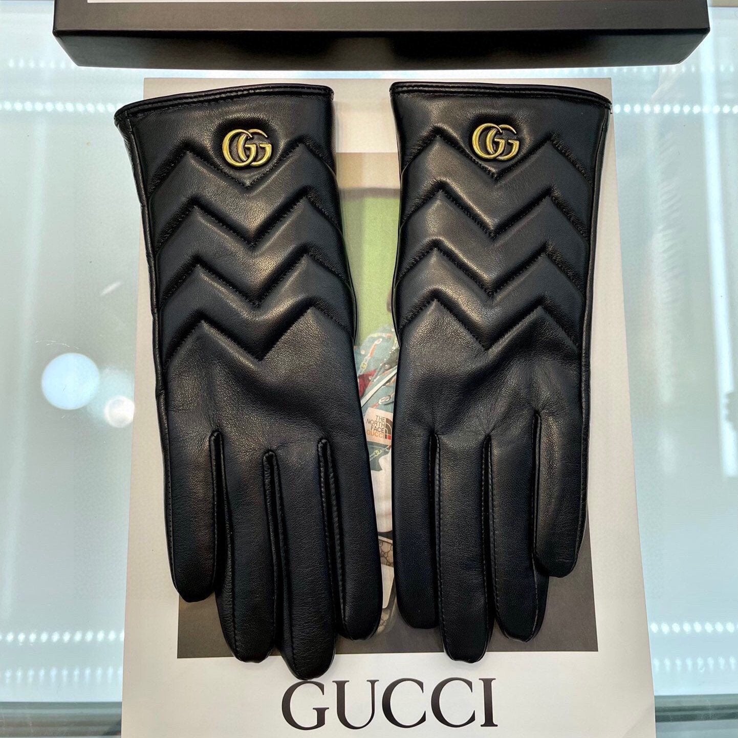 GUCCI MARMONT GLOVES IN BLACK LAMBSKIN 463844