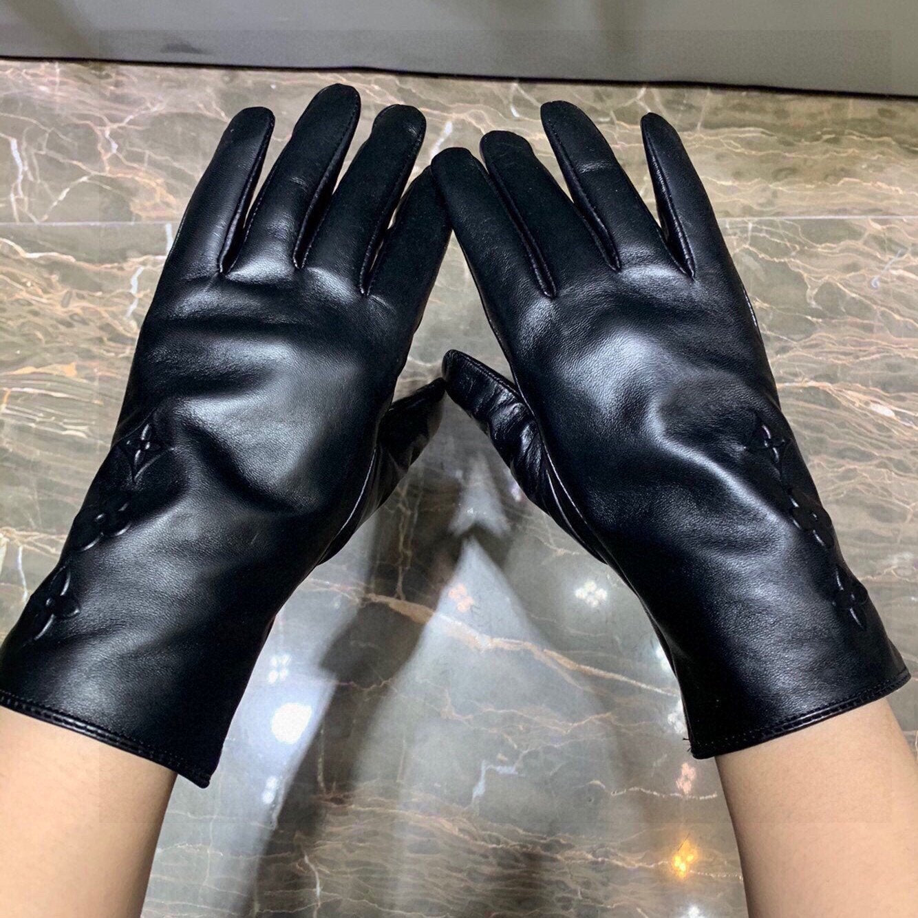 LOUIS VUITTON GLOVES IN BLACK EMBOSSED LAMBSKIN 465060