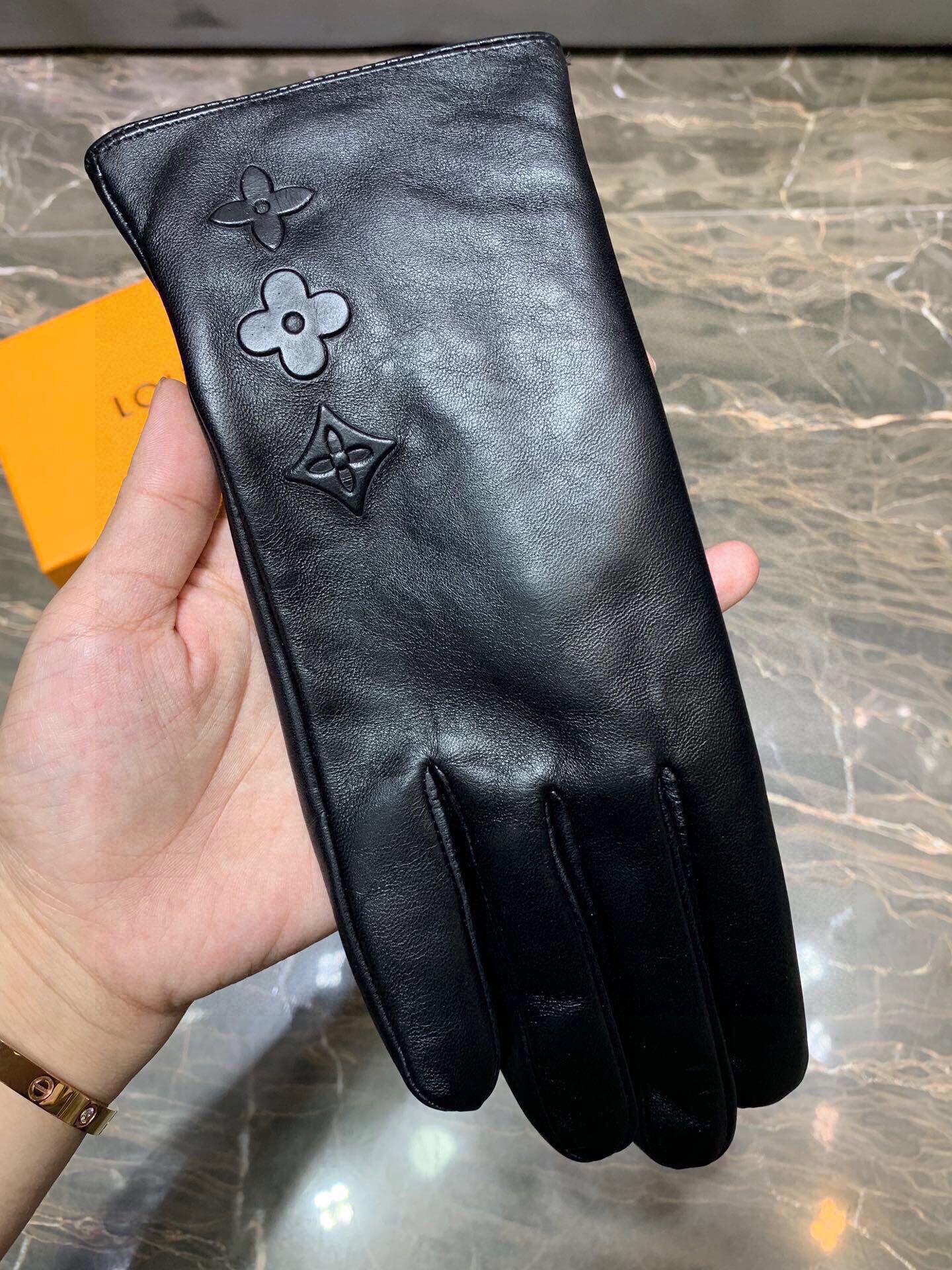 LOUIS VUITTON GLOVES IN BLACK EMBOSSED LAMBSKIN 465060