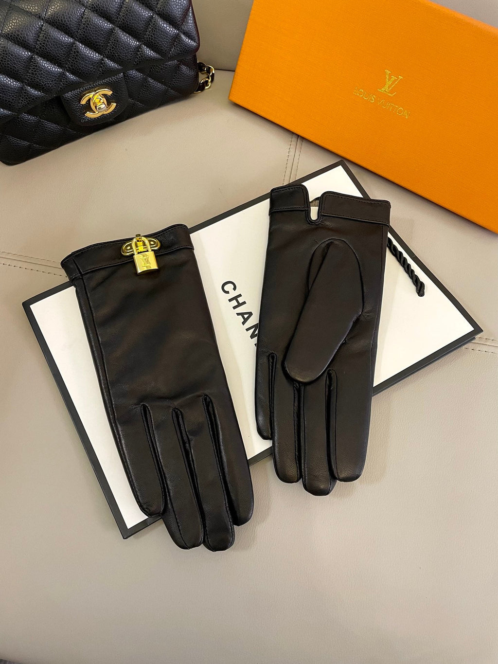 LOUIS VUITTON GLOVES IN BLACK LAMBSKIN WITH GOLD HARDWARE 465064