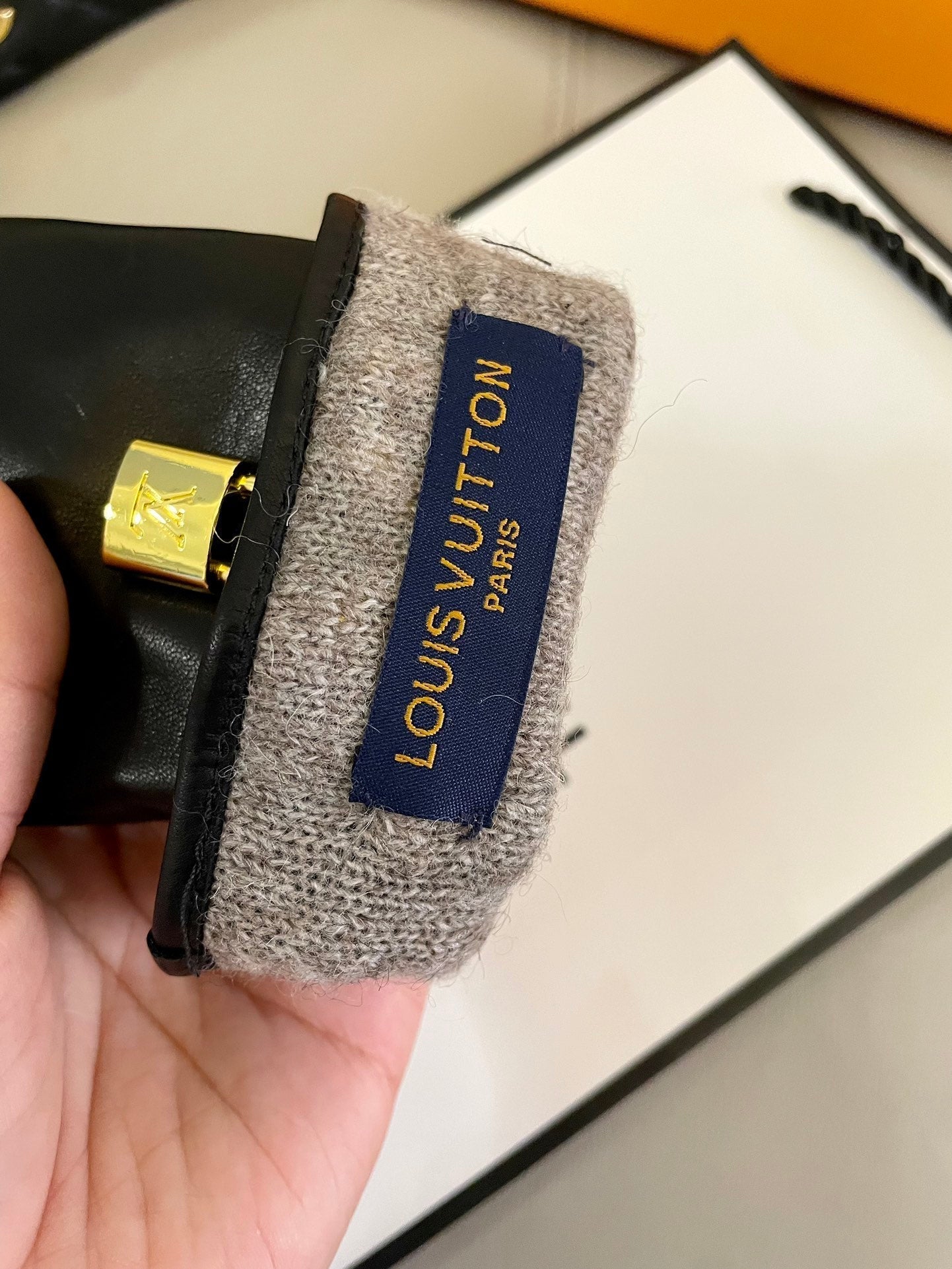 LOUIS VUITTON GLOVES IN BLACK LAMBSKIN WITH GOLD HARDWARE 465064