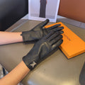LOUIS VUITTON LV GLOVES IN BLACK LAMBSKIN 462302