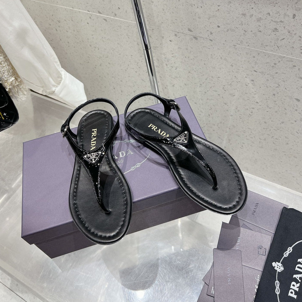 PRADA PATENT LEATHER THONG SANLS BLACK