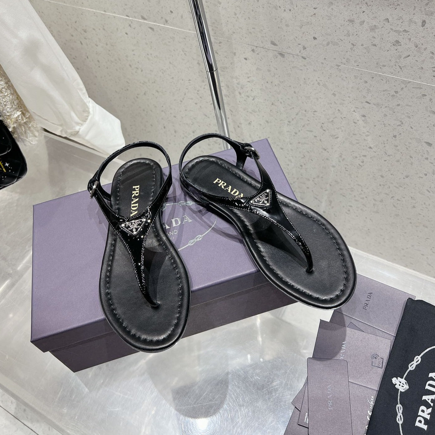 PRADA PATENT LEATHER THONG SANLS BLACK