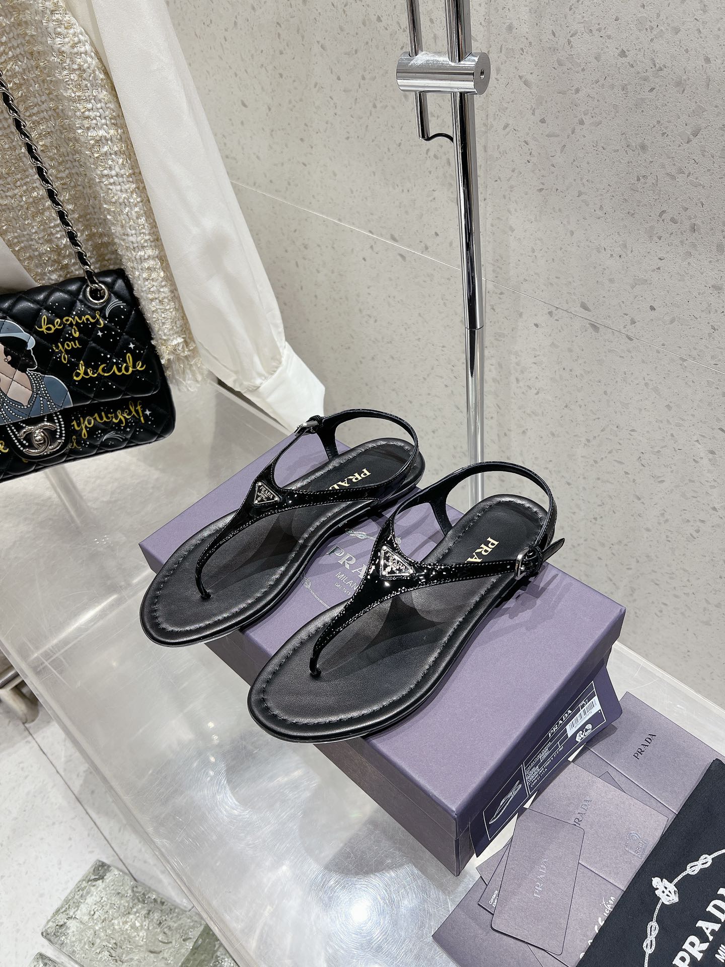 PRADA PATENT LEATHER THONG SANLS BLACK