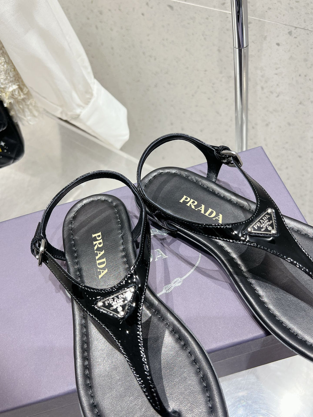 PRADA PATENT LEATHER THONG SANLS BLACK