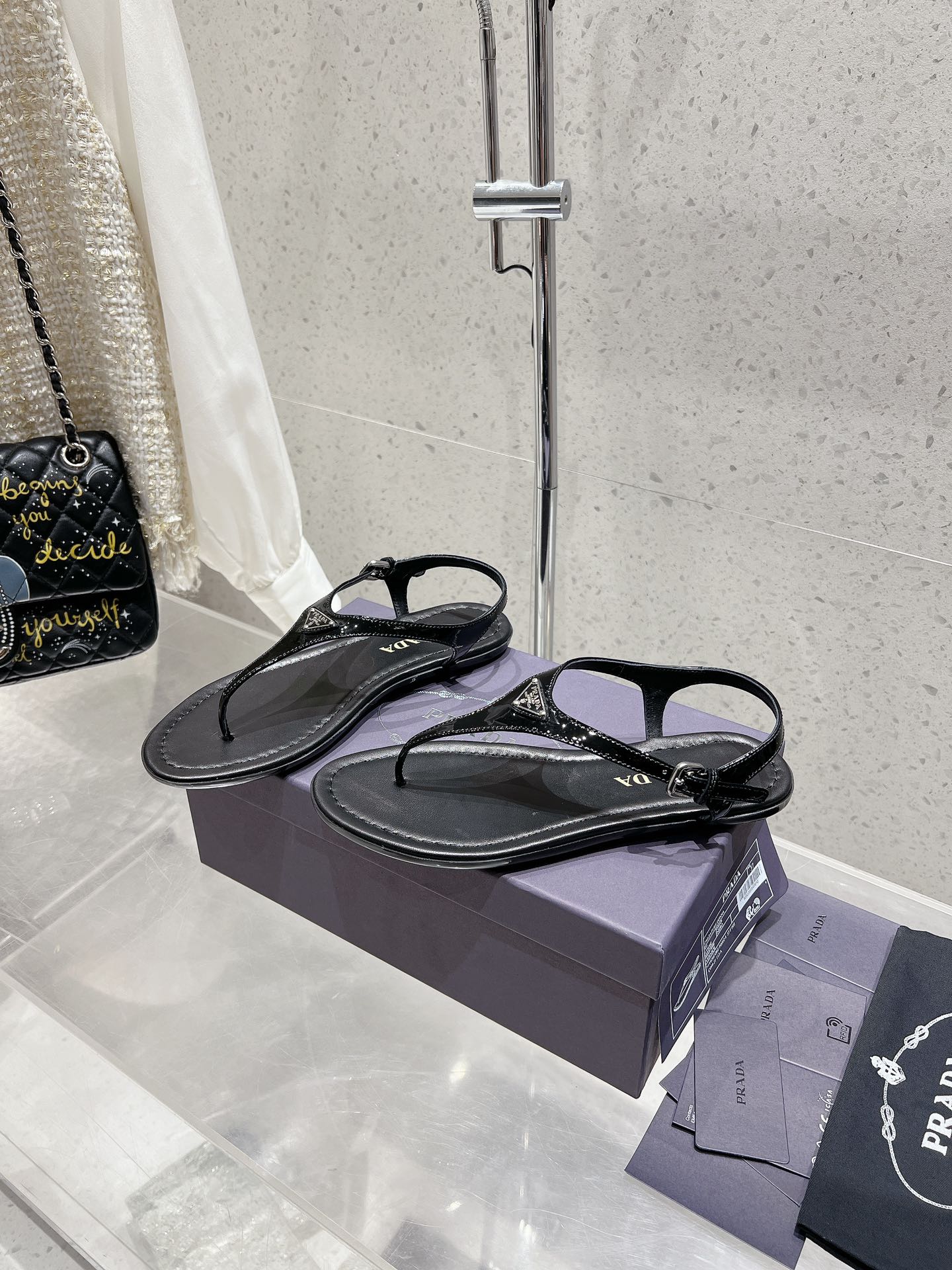 PRADA PATENT LEATHER THONG SANLS BLACK