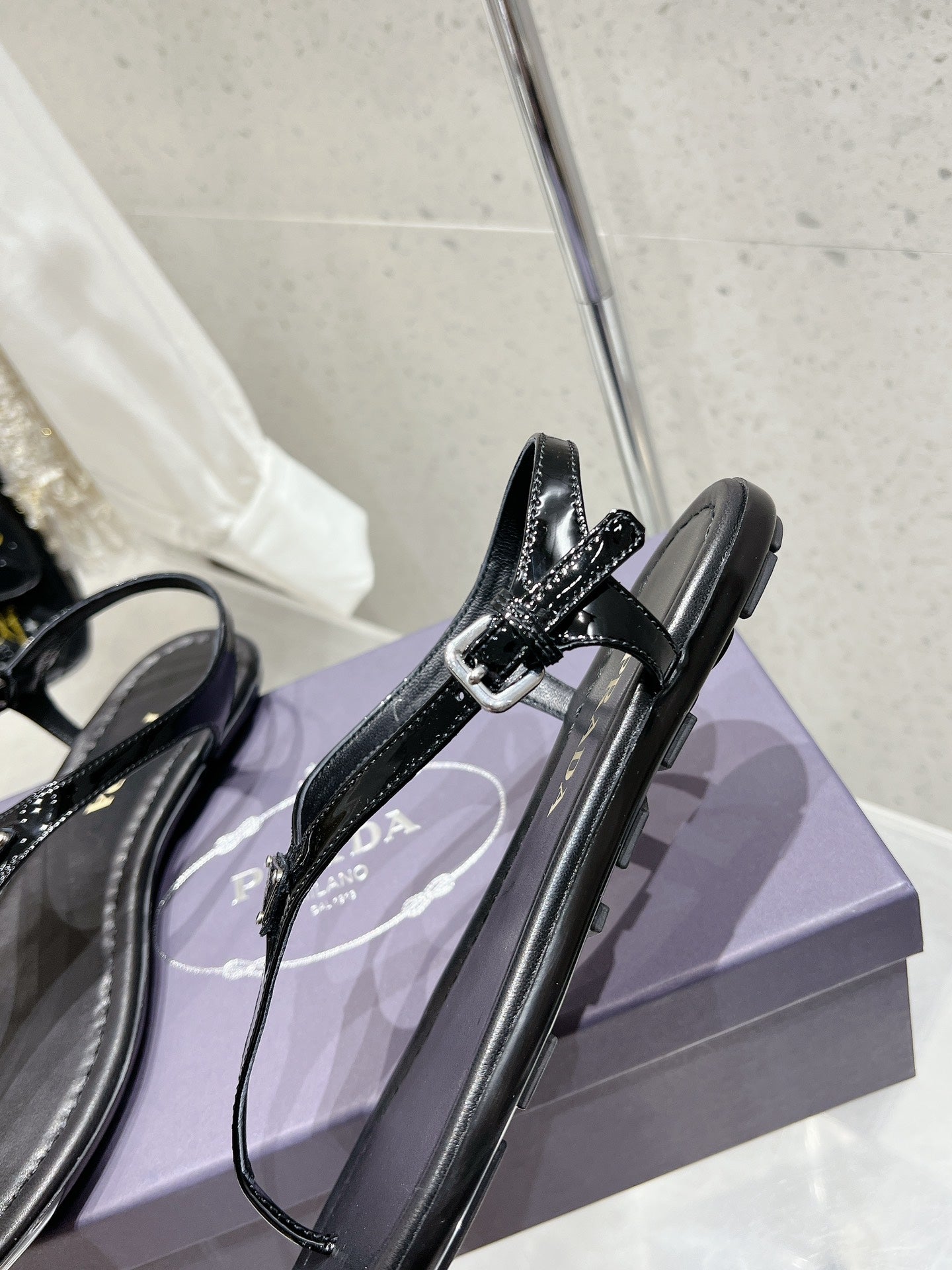 PRADA PATENT LEATHER THONG SANLS BLACK