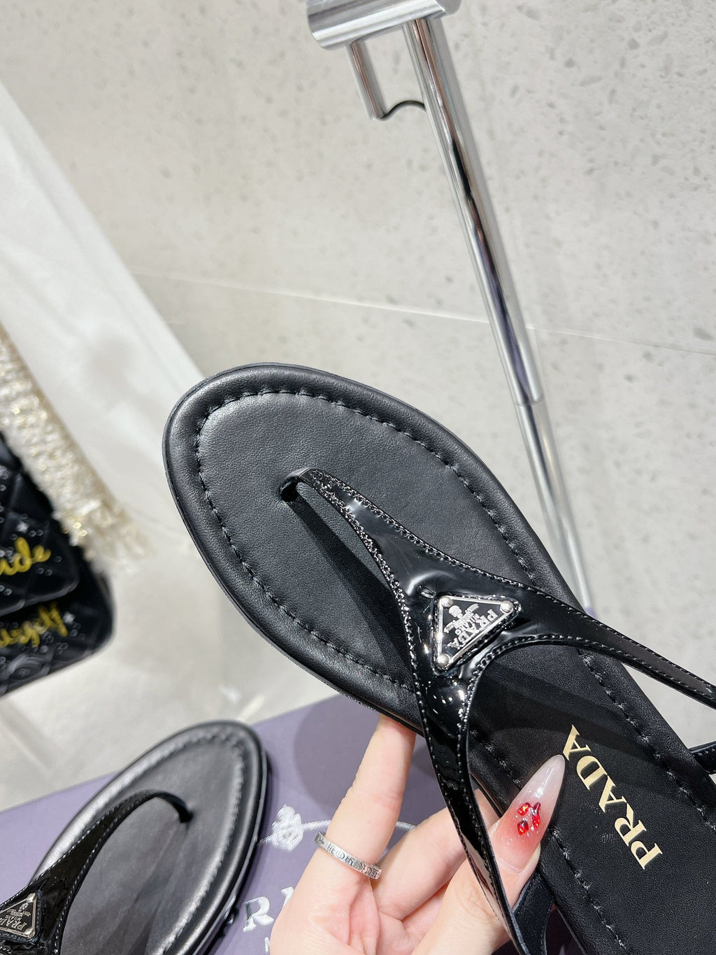 PRADA PATENT LEATHER THONG SANLS BLACK